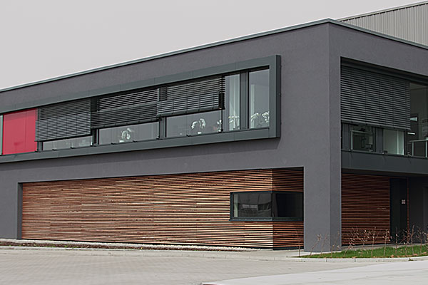 Gebäude mit Jalousien von BAUKO-tec