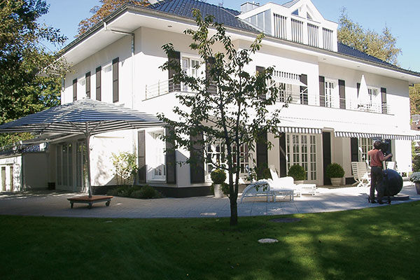 Gebäude mit Markisen von BAUKO-tec