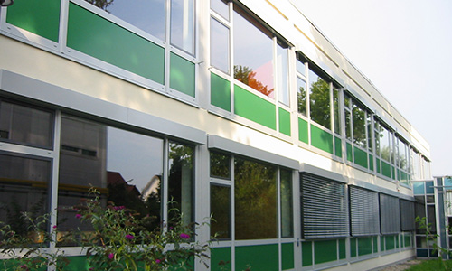 Fassade mit Fenstern und Metallstreben von BAUKO-tec
